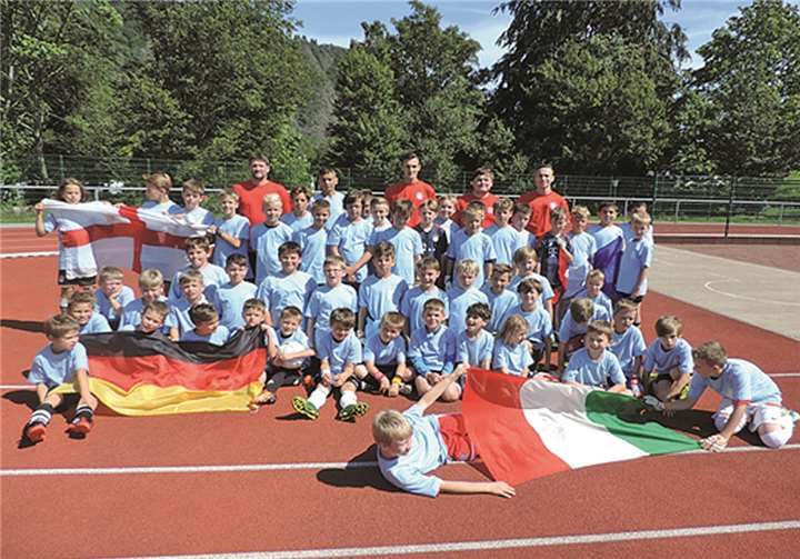 In internationalen Farben. Die Kinder spielten und trainierten 5 Tage lang. Privat