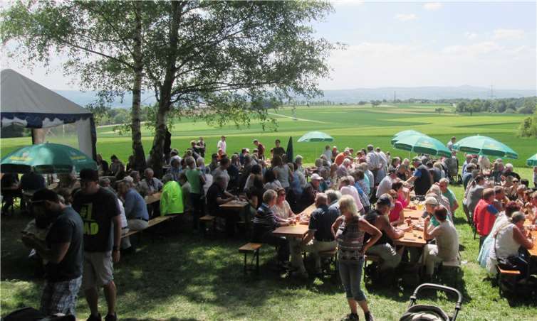 In jedem Jahr besuchen zahlreiche Gäste aus nah und fern das beliebte Waldfest des GV Germania.