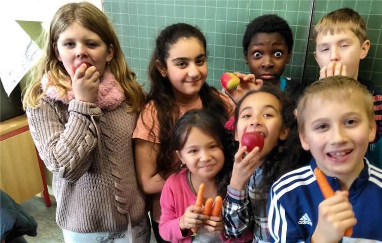 In jeder Pause stürzen sich Schülerinnen und Schüler auf die Obstkörbe. Privat