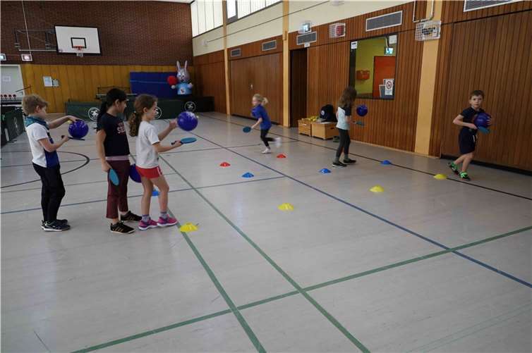 In jeweils einer Schulstunde machten die Kinder erste Ballgewöhnungsübungen, spielten Großtischtennis, übten beim Balleimertraining und an der Ballmaschine. Foto: privat
