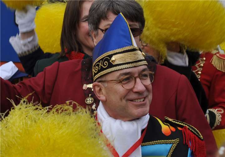 In karnevalistischer Montur verteidigt Bürgermeister Bert Spilles in diesem Jahr erstmals am Siebengebirgsring 4 das Rathaus gegen den jecken Angriff. Stadt Meckenheim