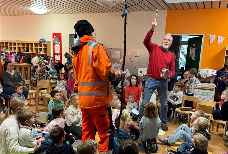 In kindgerechter Weise vermittelte Bernd Gilles die Bedeutung von Bäumen. Foto: KiTa St. Servatius