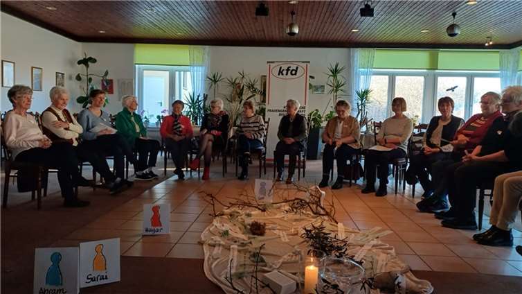 In kleinen Gesprächskreisen benannten die Teilnehmerinnen Wege, die sie aus einer bedrückenden Situation herausführen können.  Foto: privat