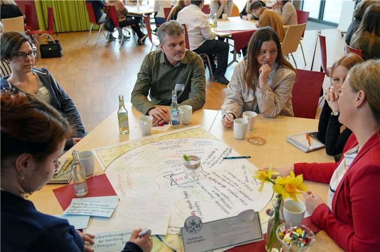 In kleinen Gesprächsrunden tauschten sich beim World Café im Big House die Teilnehmenden zu den Zukunfts- und Teilhabechancen von armutsbetroffen Kindern und Jugendlichen aus.  Foto: Stadt Neuwied/Maxie Meier