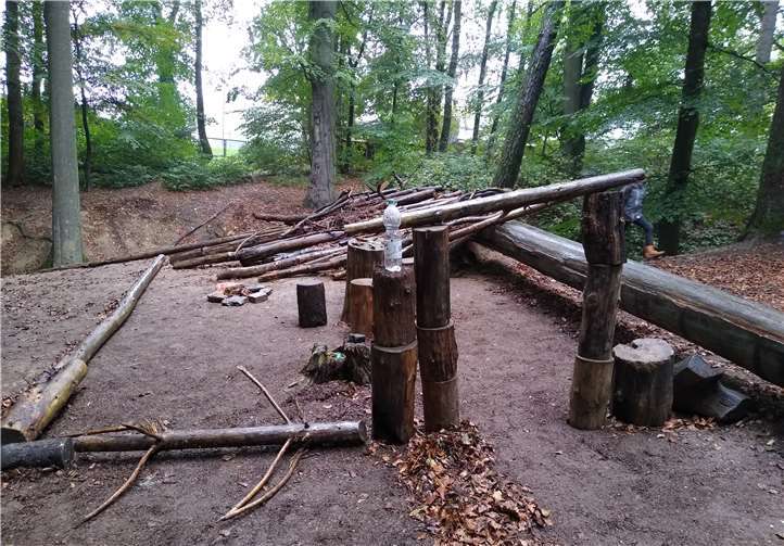 In kleinen Gruppen bauten die Schülerinnen und Schüler Hütten. Foto: privat