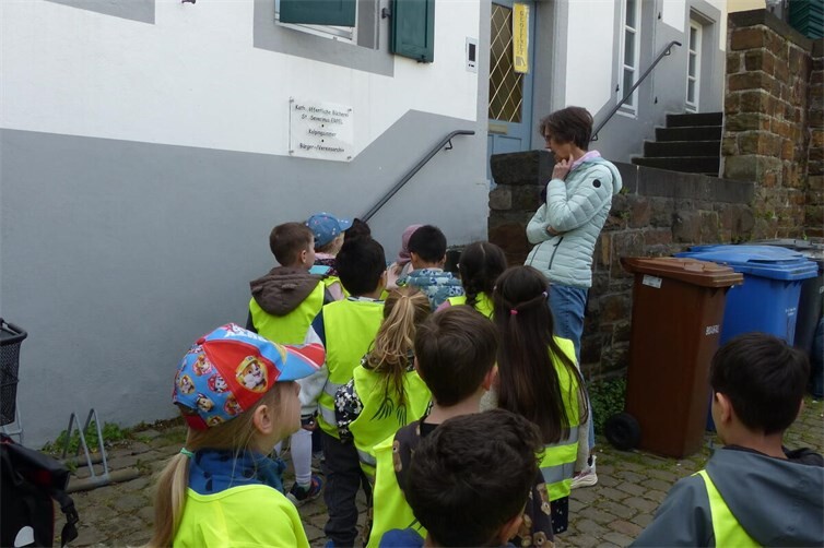 In kleinen Gruppen besichtigten die Erpeler Vorschulkinder 2026/2027 die katholische öffentliche Bücherei Erpel.