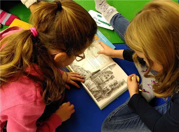 In kleinen Gruppen mussten die Mädchen Rätsel lösen. Foto: privat