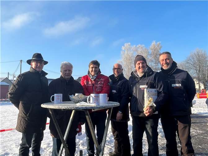 In klirrender Kälte rücken Politik und Vorstand dicht zusammen. (v.l. VG Bürgermeister Volker Mendel, Beigeordneter Rudolph Kroll, Ortsbürgermeister Michael Rudolph, Heiko Marmé, Jürgen Eisenhuth, Karl Hauck). Quelle: Gundlach Stiftungsfonds Raiffeisenregion