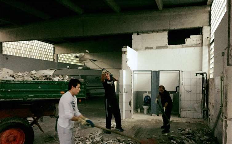 In kompletter Eigenleistung wurde die ehemalige Industriehalle zu einer modernen Sportstätte umgebaut. privat