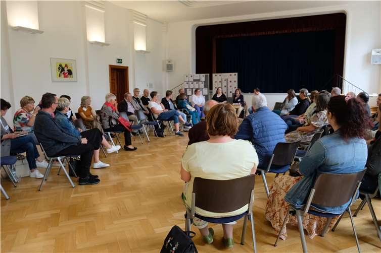 In kreativen und diskussionsreichen Kleingruppen haben sie ihre Visionen von Kirche entwickelt. Foto: privat