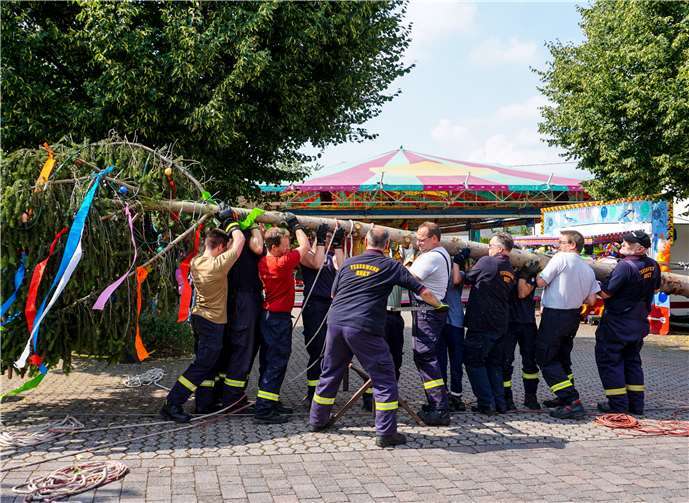 In kurzer Zeit schafften siedas Symbol der Kirmes an seinen angestammten Platz. Fotos EP