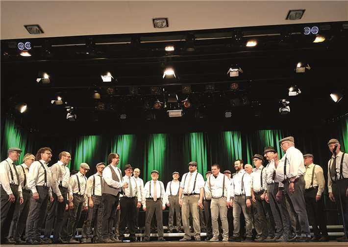 In lässigem Outfit gab der Männerchor Plaidt e.V. unter der Leitung seines langjährigenChorleiters Jürgen Fassbender mit unnachahmlicher Präzision und beeindruckenderSouveränität gleich fünf Kostproben aus seinem vielseitigen Repertoire. Fotos: -FRE-