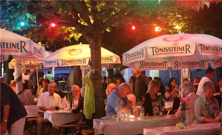 In lauschiger Atmosphäre unter den Bäumen wurde bis in den späten Abend gefeiert.