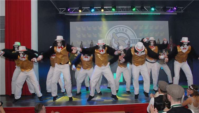 In lebensecht wirkenden Affenkostümen stürmte das Männerballett auf die Bühne und tanzte zu Titeln wie „Dschungelbuch“.