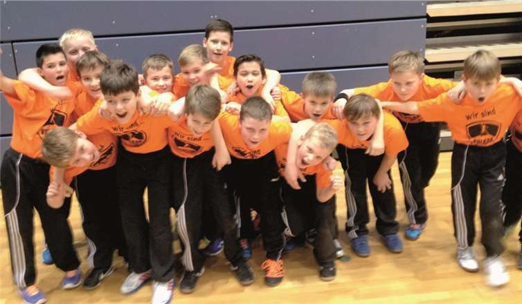 In leuchtendem Orange gekleidet besuchte die E-Jugend die Vulkan-Ladies. privat