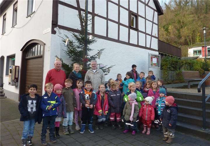 In liebevoller Kleinarbeit hatten die Grundschüler die Päckchen verpackt, die jetzt an den Weihnachtsbäumen im Ort aufgehängt wurden.