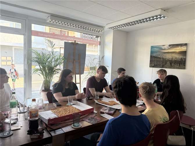 „Pizza und Poltik“ - erstes Juso-Treffen mit Susanne Müller In lockerer Atmosphäre bei Pizza und kühlen Getränken kamen junge, politisch Interessierte zusammen, um über aktuelle, gesellschaftliche Entwicklungen und politische Herausforderungen zu diskutieren. Foto: Jusos im Kreis Ahrweiler