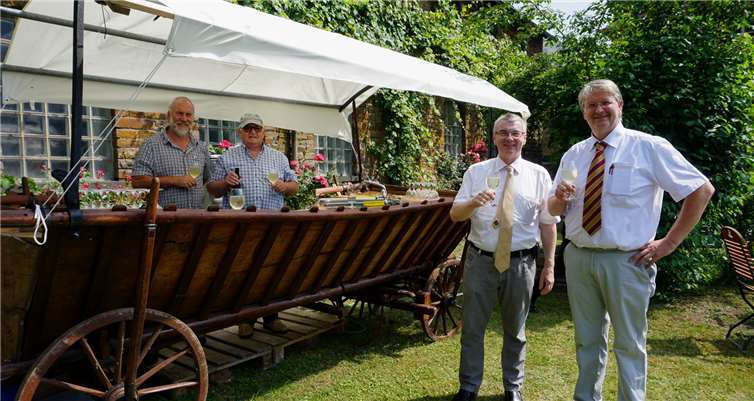 In lockerer Atmosphäre feierten Landrat Dr. Alexander Saftig und Ortsbürgermeister Albrecht Gietzen mit vielen Hatzenportern das zehnjährige Jubiläum.Fotos: EP