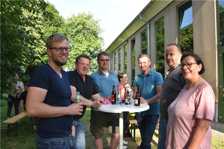 In lockerer Atmosphäre und bei bestem Wetter wurde bis spät in die Nacht noch einmal Rückblick gehalten über die vergangene Session. Quelle: KG „Grün-Gelb“ Fritzdorf