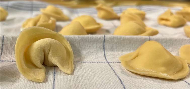 In lockerer Atmosphäre wurden Tortellini mit Käsefüllung selbst gekocht.  Foto: Esther Bitterling