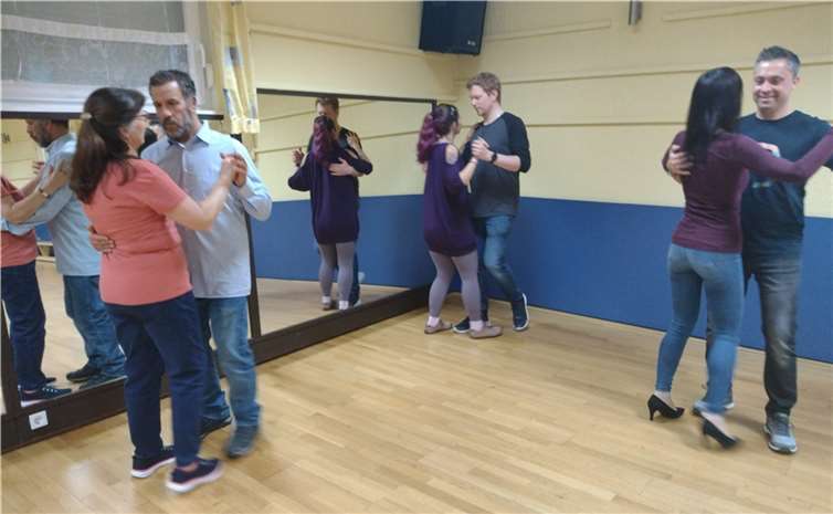 In lockerer Atmosphäre wurden einfache Schrittkombinationen gezeigt.  Foto: Chatenay