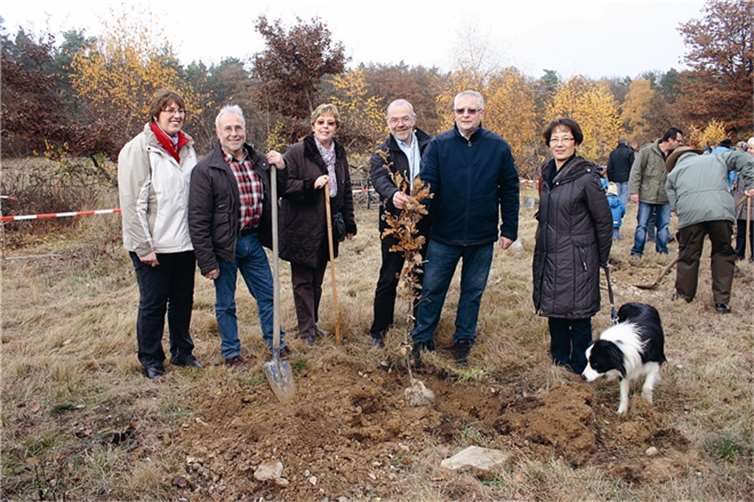In lockerer Atmosphäre wurden insgesamt 30 Bäume im Generationenwald neu gepflanzt.