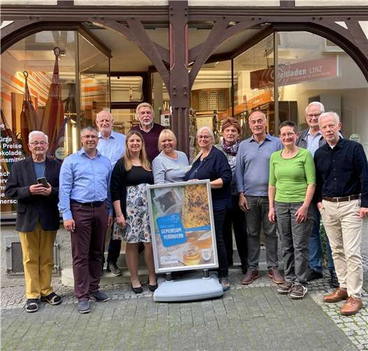 In lockerer Runde brachte das Team um den Vorsitzenden des Vereins Eine Welt Linz, Hans-Joachim Schmitz (l.), den Mitgliedern des CDU-Stadtverbands Linz die Arbeit des Weltladens näher.  Foto: CDU Linz