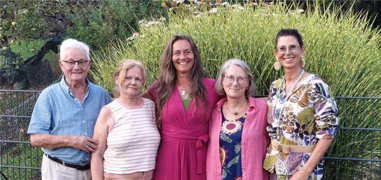 In lockerer Runde trafen sich die Künstler der Ausstellung „Sieben Linzer Künstlerinnen und Künstler stellen aus“ zur Manöverkritik über die in Markt 9 durchgeführte Ausstellung. Von rechts: Iris Birrenbach, Birgit Reichert, Chris Heberer-Sachs, Ditha Rechert, Hans-Joachim Schmitz. Verhindert waren Luzie Adams und Beate Sieberz Foto: Hans-Joachim Schmitz