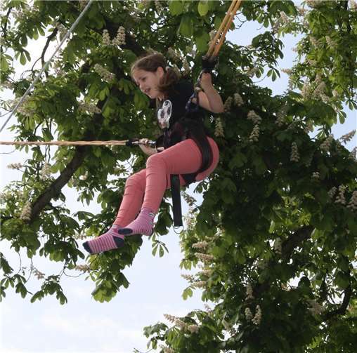 In luftigeHöhen wurden diebegeisterten Kids auf demBungee-Trampolinkatapultiert.