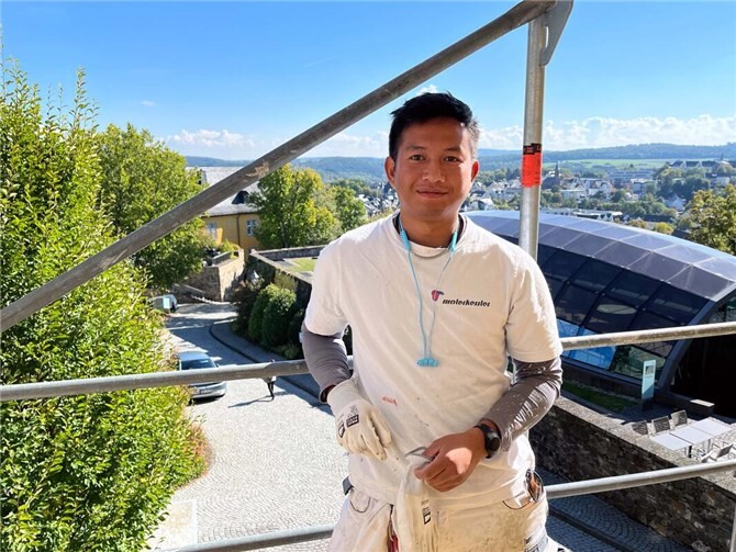 Eine Chance, zwei Wege In luftiger Höhe arbeitet Jirakit Jongjaijit an der Fassade von Schloss Montabaur. Foto: ADG/Alexander Kaiser