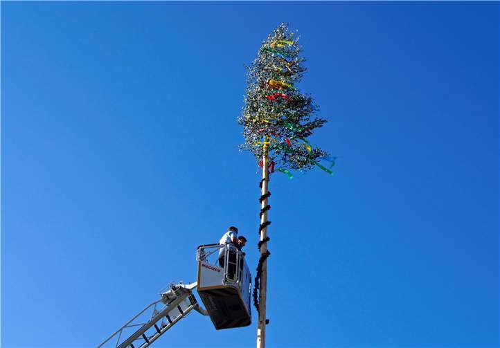 In luftiger Höhe wurde der Kirmesbaum dekoriert.