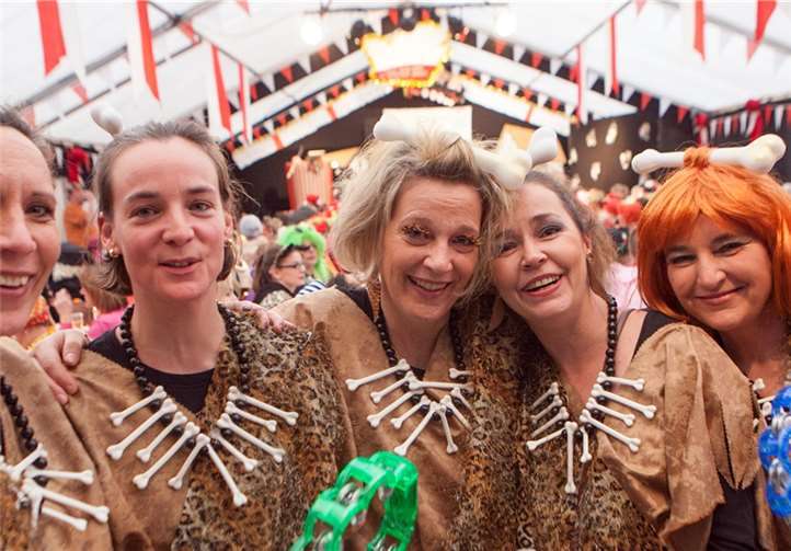 In lustigen Kostümen erschienen die närrischen Weiber bei der Weiberdonnerstagsparty der Seerosen im Festzelt in Villiprott.Jost