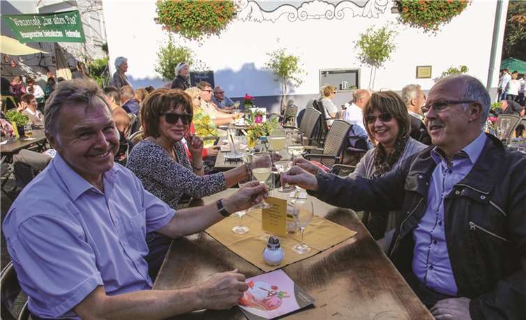 In manchem Glas schimmerte der neue Federweiße im goldenen Herbstlicht. EP