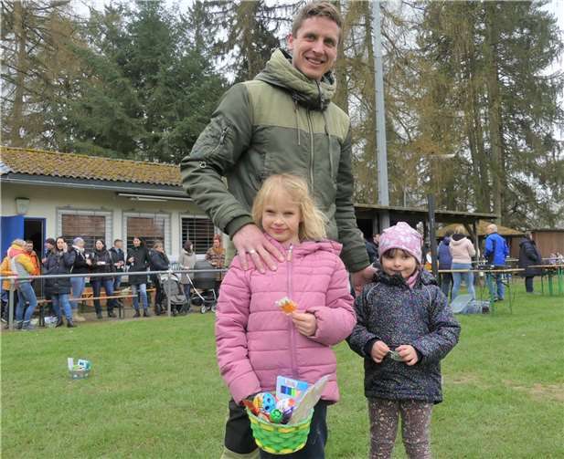 In manchen Fällen halfen für eine erfolgreiche Osternestsuche der Kinder auch schon mal der Papa oder die Mama mit.