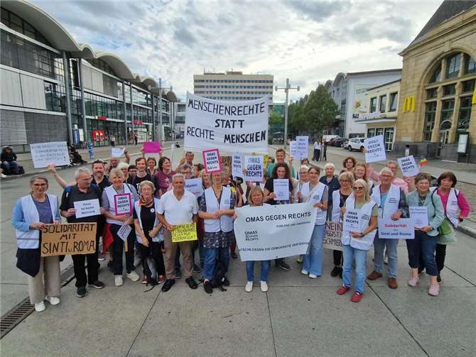 In mehreren – zum Teil auch spontanen – Redebeiträgen wurde betont, dass in Koblenz kein Platz für Rassismus und Hetze gegen Minderheiten ist. Koblenz ist eine bunte, tolerante und offene Stadt, und solchen Hassbotschaften tritt die Koblenzer Zivilgesellschaft entschieden entgegen. Foto: Thomas Droste