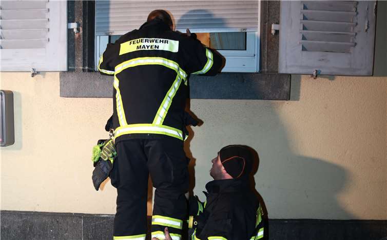In mehrköpfigen Gruppenliefen neun Suchtrupps durch das Evakuierungsgebiet.