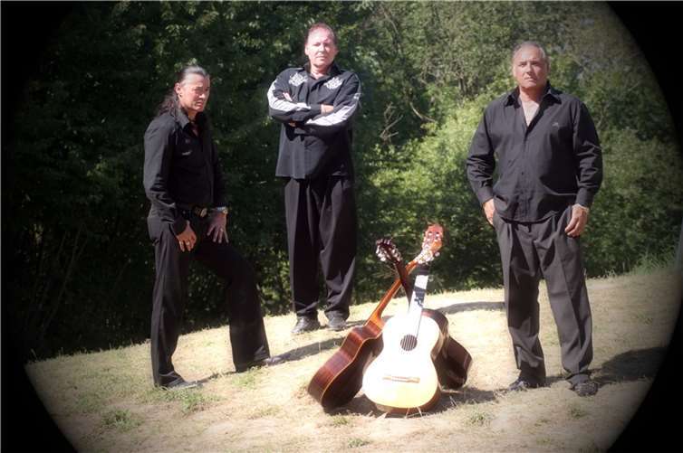 „In memories of Bawo Reinhardt“ wird Lulo den Gesang übernehmen und wie früher „I Gitanos“ die Lieder ausschließlich in Romanes singen.