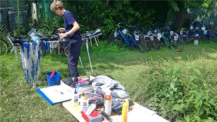 In mühevoller Arbeit wurden die Fahrräder wieder fit gemacht. Foto: privat