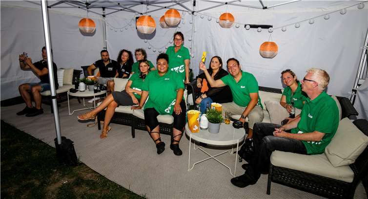 In netter Gesellschaft war das Kinoprogramm ein besonderes Vergnügen.