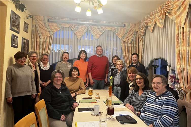 In netter Gesprächsrunde im Gasthof „Zur Krone“ in Plaidt erläuterte Peter Wilkes einige seiner Ideen für die VG. Foto: Frauen Union Mayen-Koblenz