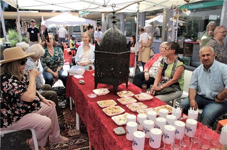 In netter Runde Begegnung von unterschiedlichen Menschen ermöglichen, so wie hier am Teestand – Das gelang beim ersten Orientalischen Markt im Raiffeisenring. Foto: Willi Luttenberger
