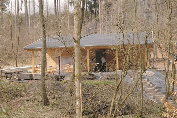 In neuem Glanz erstrahlt hier schon die neue Grillhütte in Kleinmaischeid. privat