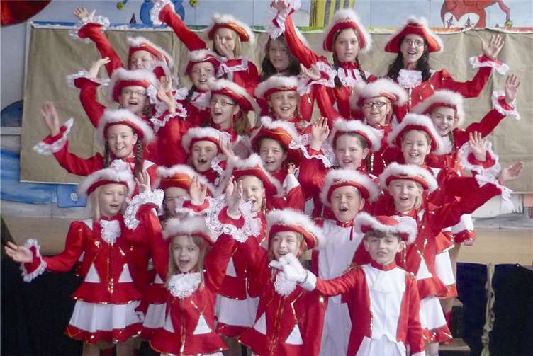 In neuen Kostümen stellten die Kinder des TV Rieden den rheinischen Karneval auf den Kopf.