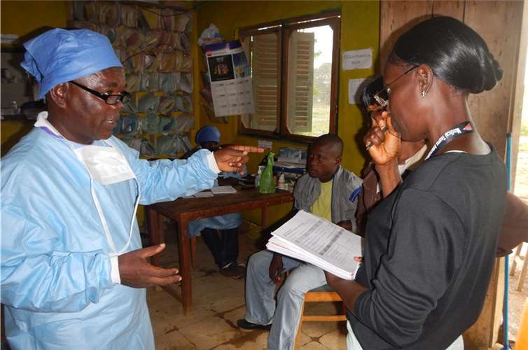 In notdürftigen Unterkünften versuchen afrikanische Gesundheitsverantwortliche ihre Patienten zu behandel. Fotos: Humedica