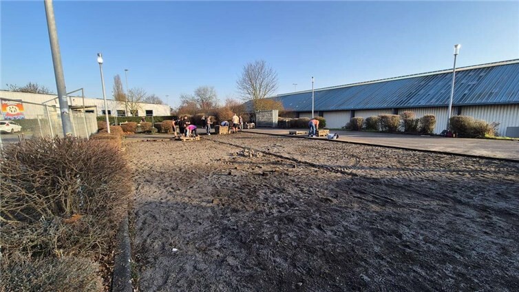 In nur fünf Stunden gelang es mehr als 50 Helferinnen und Helfern aller Altersgruppen, die Pflastersteine aus dem Boden zu lösen und auf fast 40 Paletten zu stapeln.