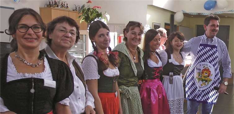 In originalgetreuen bayrischen Trachten präsentierten sich die Mitarbeiterinnen für Bewohner und Gäste.privat