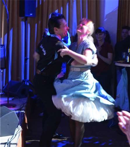 In passender Kleidung lässt sich das Publikum vom Rock’n’Roll mitreißen.