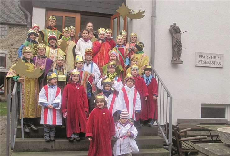 In prächtigen Gewändern brachten die Sternsinger den Segen von Haus zu Haus.  privat