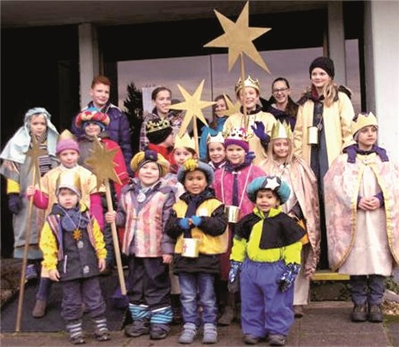 In prächtigen Kostümen zogen die Sternsinger durch den Ort.  privat