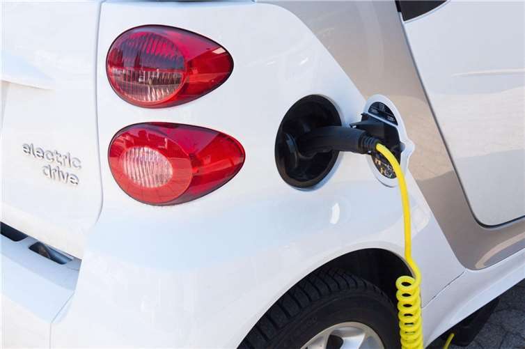 Steuern und Finanzen 2020. Diese Änderungen gibt es jetzt In puncto Mobilität hat sich einiges geändert. Ein Elektro-Firmenwagen kostet weniger Steuern beim geldwerten Vorteil; das Jobticket kann sogar komplett steuerfrei sein. Foto: pixabay.com © stux (CC0 Public Domain)